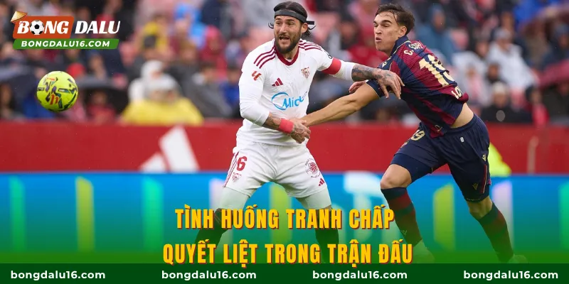 Tình huống tranh chấp quyết liệt trong trận đấu