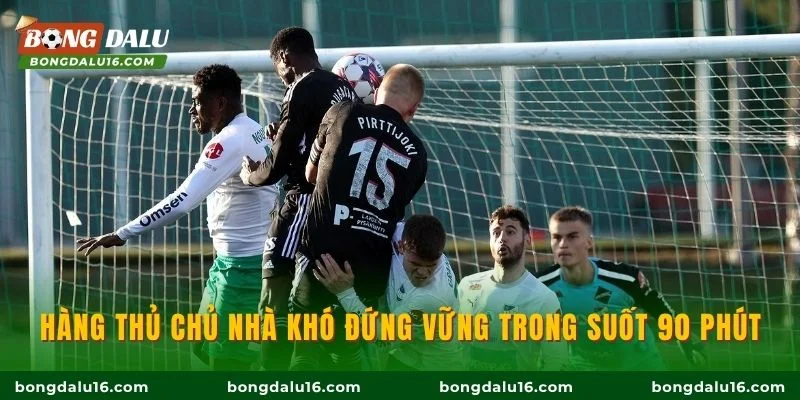 Hàng thủ chủ nhà khó đứng vững trong suốt 90 phút