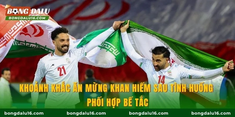 Khoảnh khắc ăn mừng khan hiếm sau tình huống phối hợp bế tắc