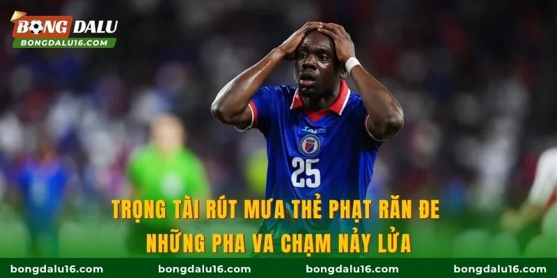 Trọng tài rút mưa thẻ phạt răn đe những pha va chạm nảy lửa